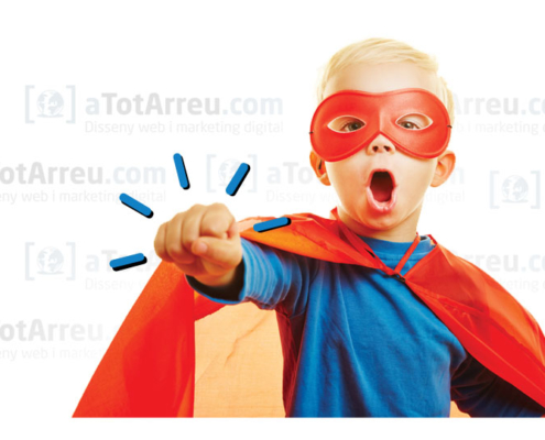 Un nen disfressat de superheroi en posició de lluita sobre uns logos d'atotarreu.com